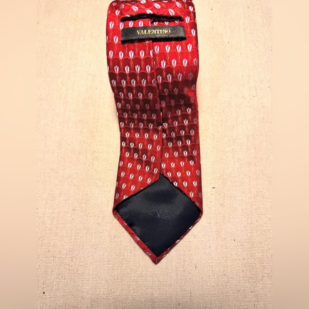 Valentino Necktie Mens Red Blue Design Made in Italy Silk 59x3.5 Inches